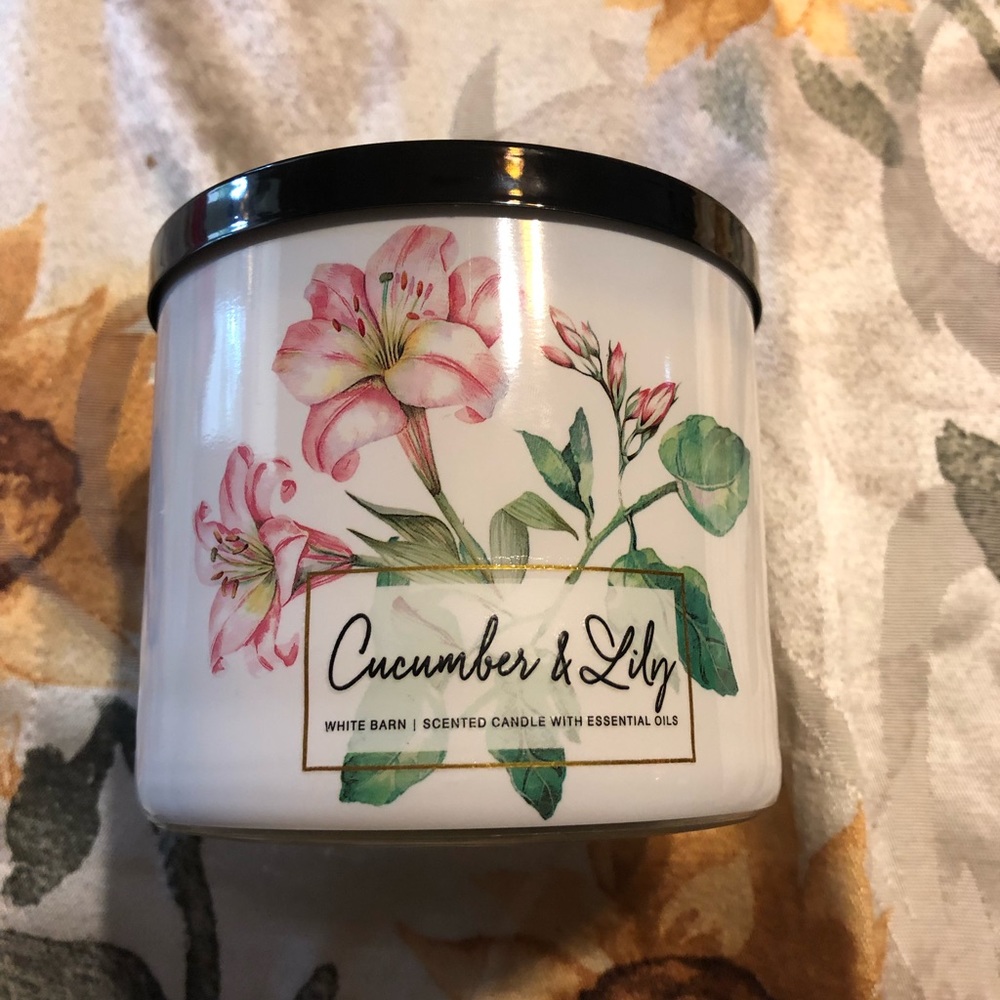 3 wick candle scented cucumber and lily